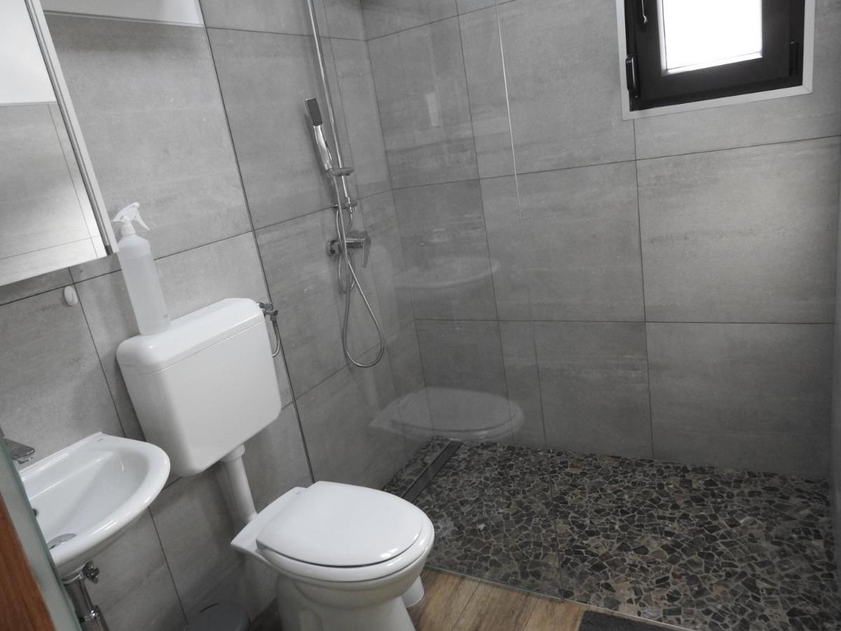 Pocitniski Hisici - Small Holiday Houses Ajdovščina エクステリア 写真